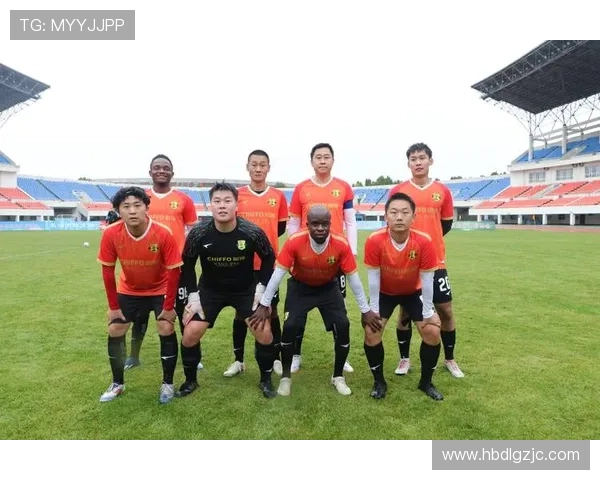 退役后身材依旧健美的足球明星们展现运动魅力与生活态度