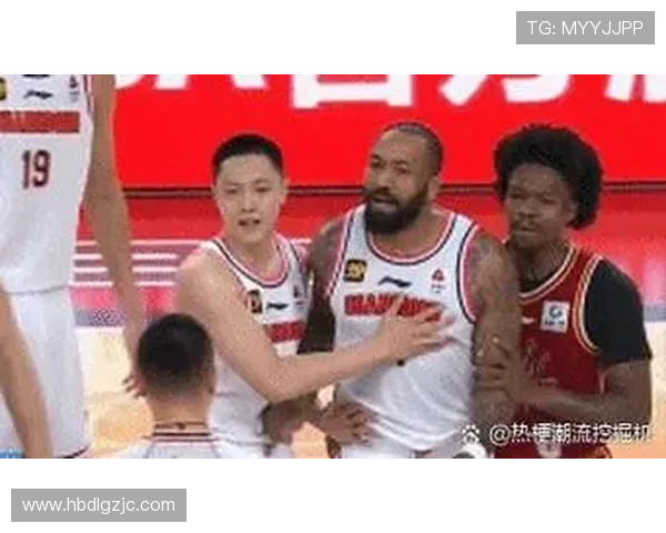 足球明星与裁判激烈对抗视频曝光引发热议球迷反应不一