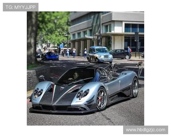 足球明星的帕加尼：速度与激情交织的赛场传奇与豪华生活